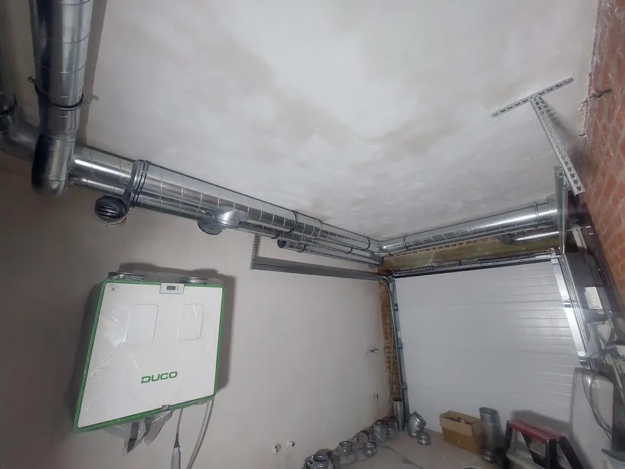 Systeem D · Duco – Tracé in de garage, vóór afwerking